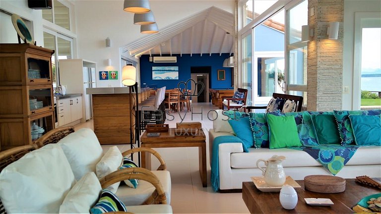 Casa de vacaciones en Búzios con piscina y vista al mar.