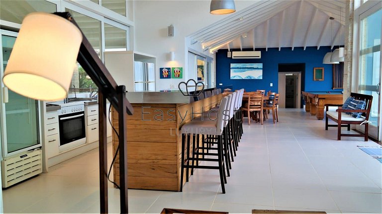 Vacation home in Búzios with pool and ocean view.