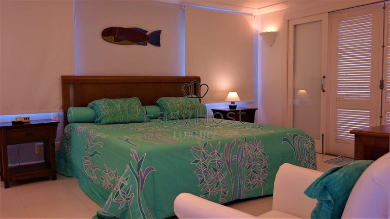 Vacation home in Búzios with pool and ocean view.