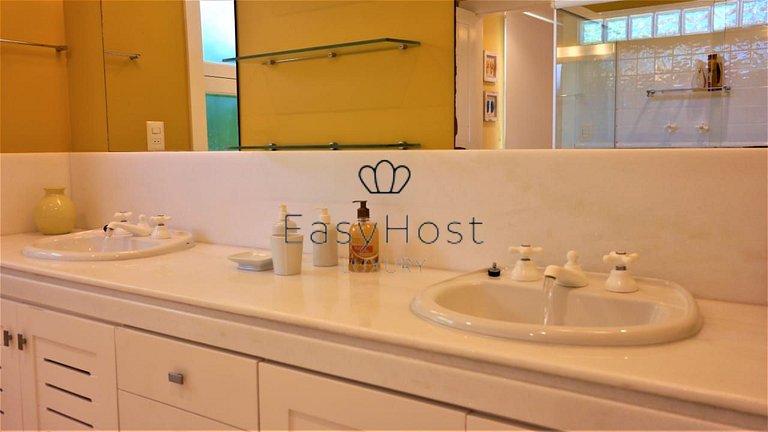 Casa para temporada em Búzios com piscina e vista para o mar