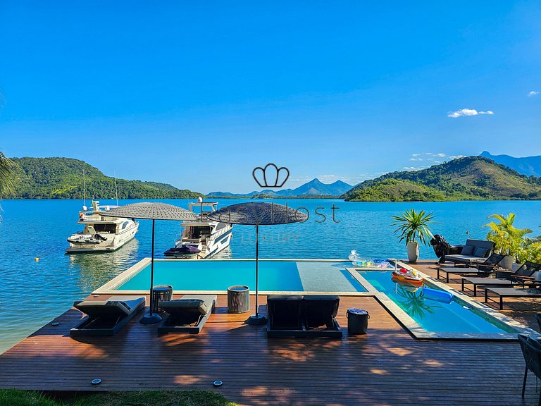 Luxury beachfront house for rent in Angra dos Reis.