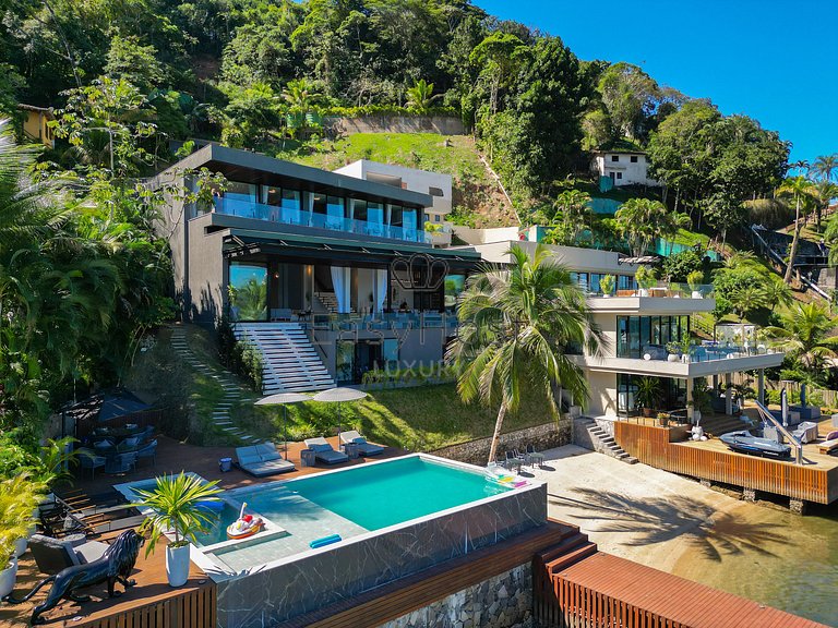 Aluguel de casa luxuosa à beira mar de Angra dos Reis