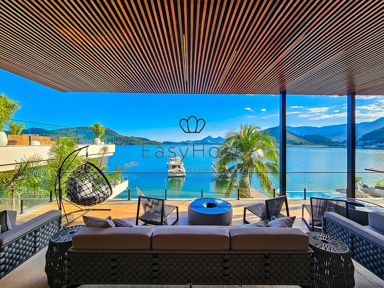 Luxury beachfront house for rent in Angra dos Reis.