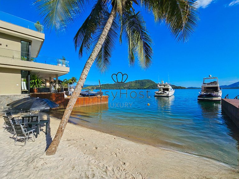 Luxury beachfront house for rent in Angra dos Reis.