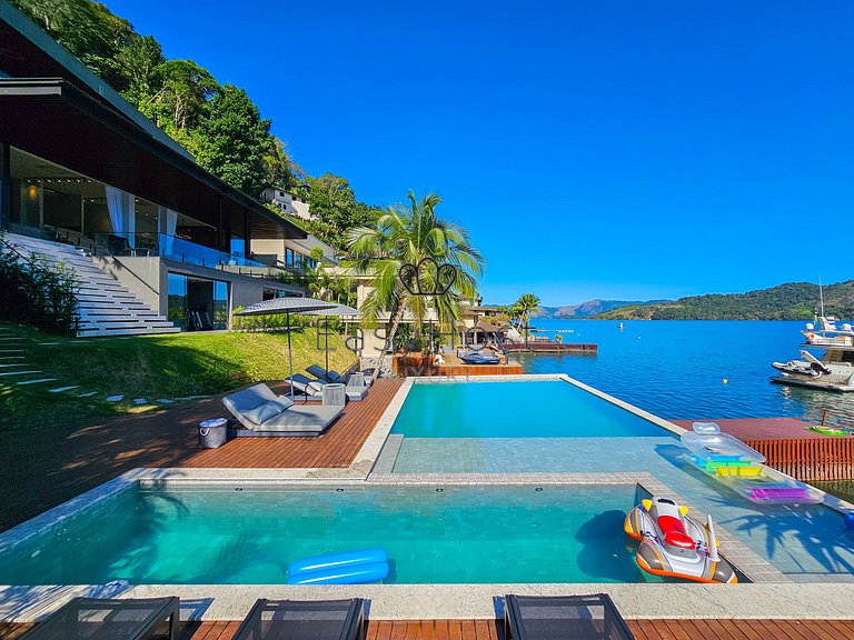 Luxury beachfront house for rent in Angra dos Reis.