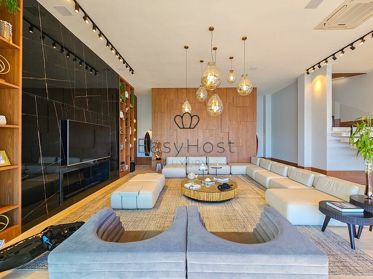 Luxury beachfront house for rent in Angra dos Reis.