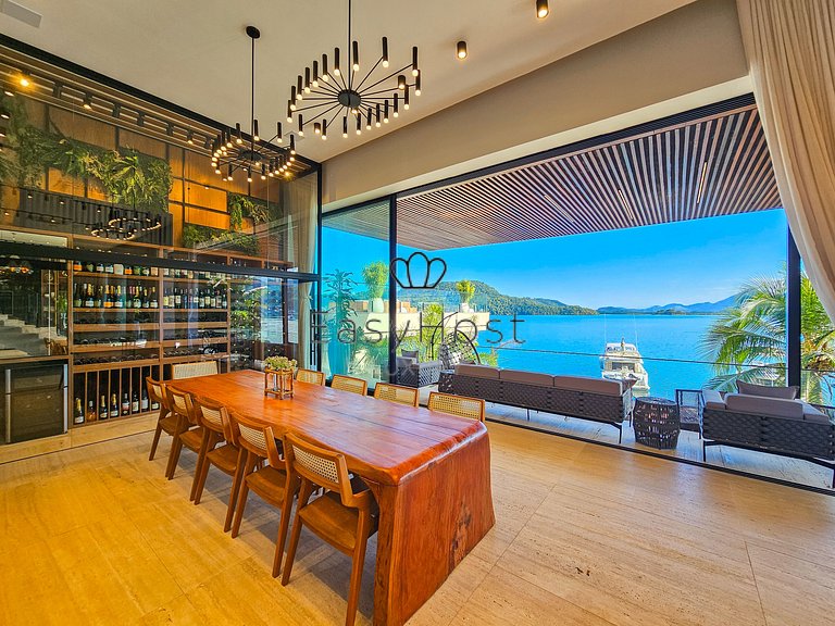 Luxury beachfront house for rent in Angra dos Reis.