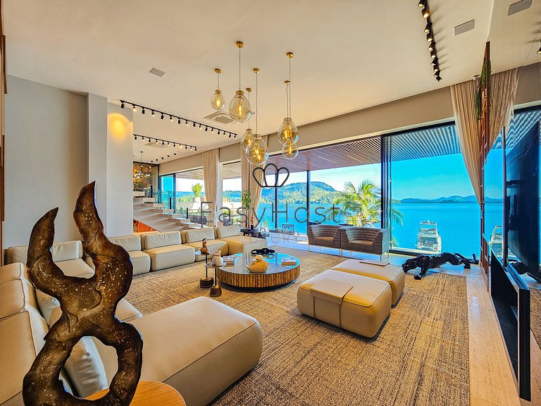 Luxury beachfront house for rent in Angra dos Reis.