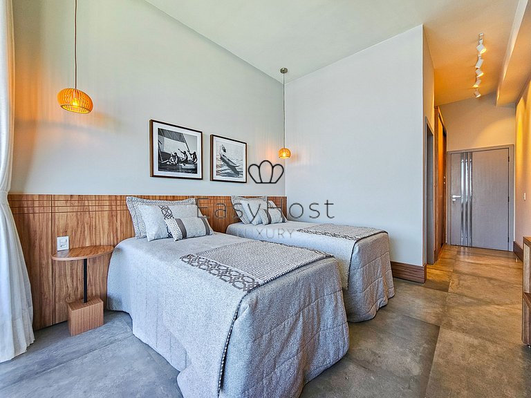 Luxury beachfront house for rent in Angra dos Reis.