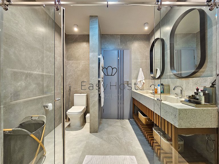 Luxury beachfront house for rent in Angra dos Reis.