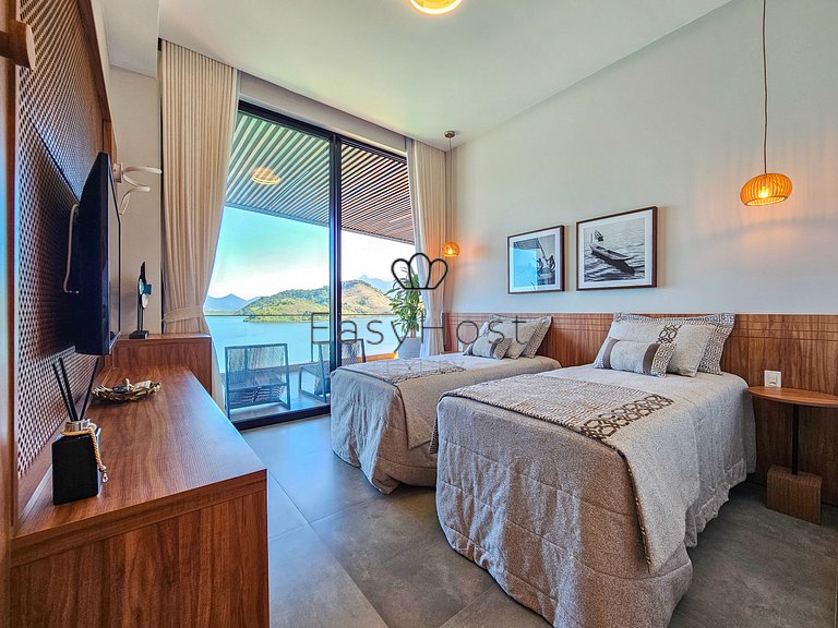 Luxury beachfront house for rent in Angra dos Reis.