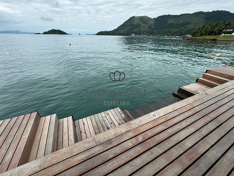 Casa à venda em Angra dos Reis com piscina, praia e hidro.