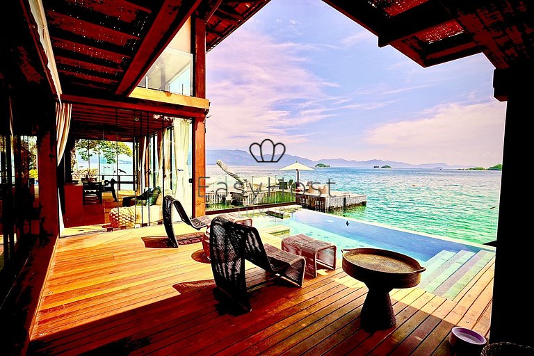 Casa à venda em Angra dos Reis com piscina, praia e hidro.