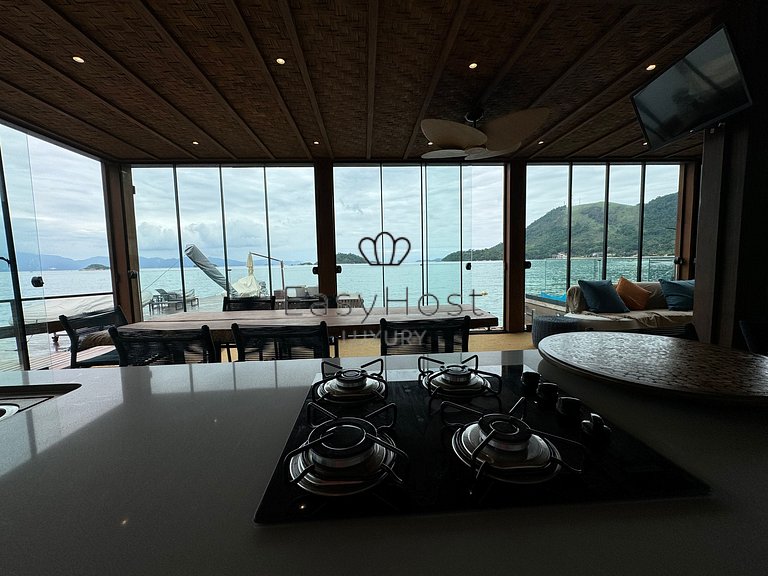 Casa en venta en Angra dos Reis con piscina, playa y jacuzzi