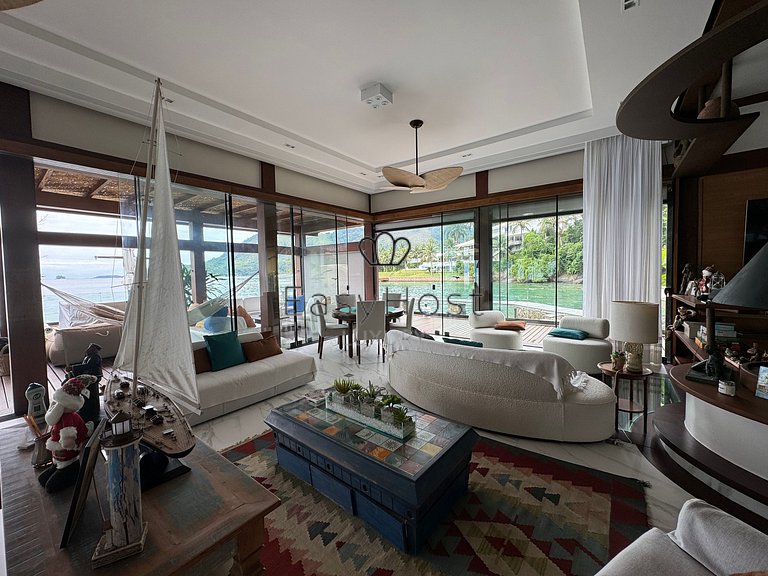 Casa à venda em Angra dos Reis com piscina, praia e hidro.