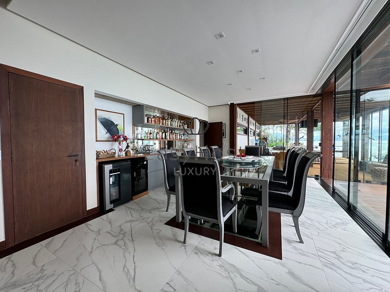 Casa en venta en Angra dos Reis con piscina, playa y jacuzzi