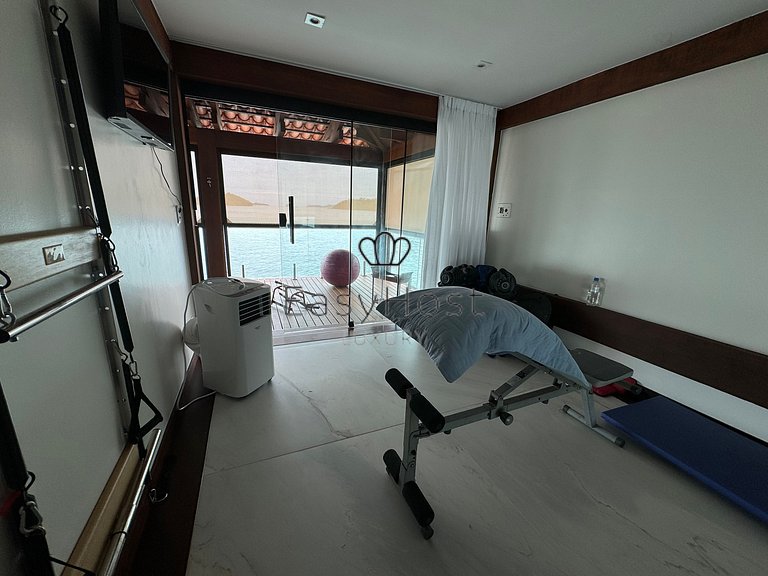 Casa à venda em Angra dos Reis com piscina, praia e hidro.