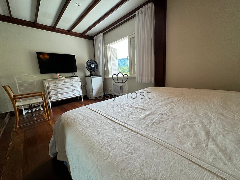 Casa à venda em Angra dos Reis com piscina, praia e hidro.