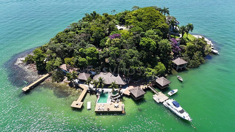 Island house in Angra dos Reis with beachfront pool.