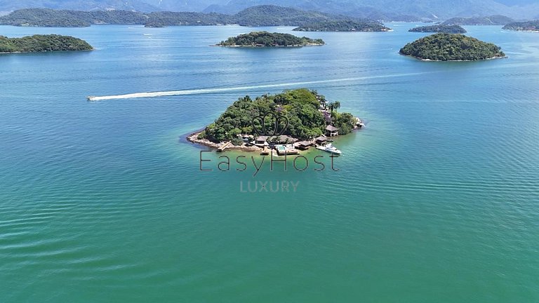 Casa em ilha em Angra dos Reis com piscina beira mar