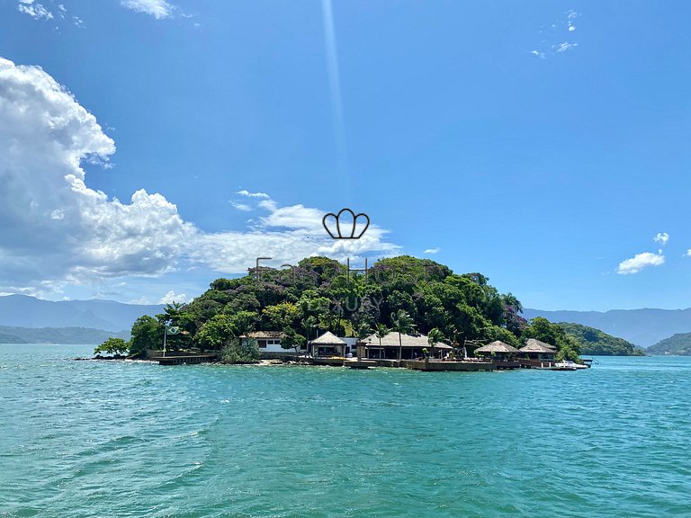 Casa isleña en Angra dos Reis con piscina frente a la playa.