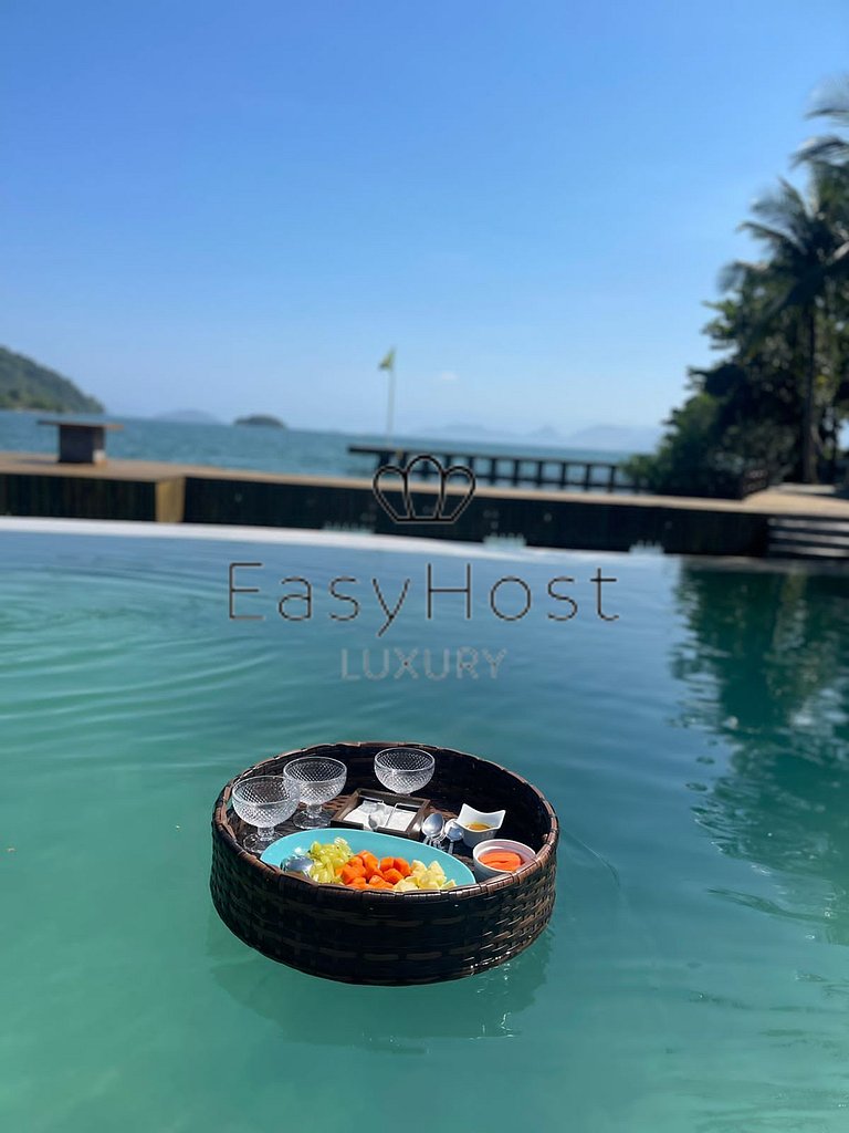 Island house in Angra dos Reis with beachfront pool.