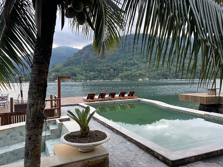 Island house in Angra dos Reis with beachfront pool.