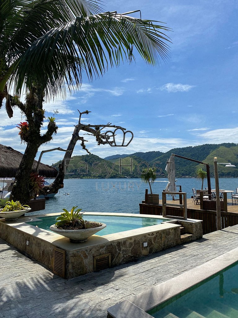 Island house in Angra dos Reis with beachfront pool.
