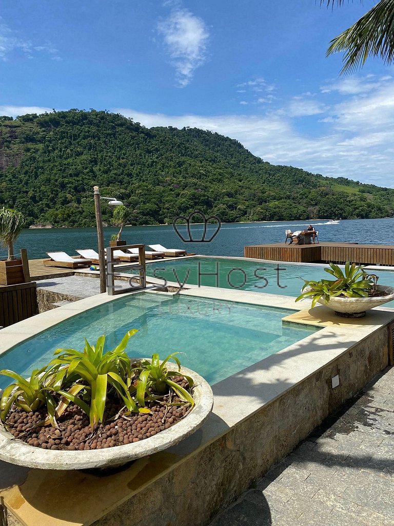 Casa em ilha em Angra dos Reis com piscina beira mar