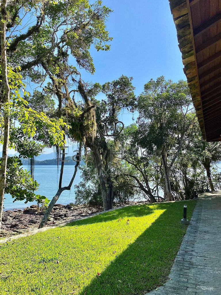 Island house in Angra dos Reis with beachfront pool.