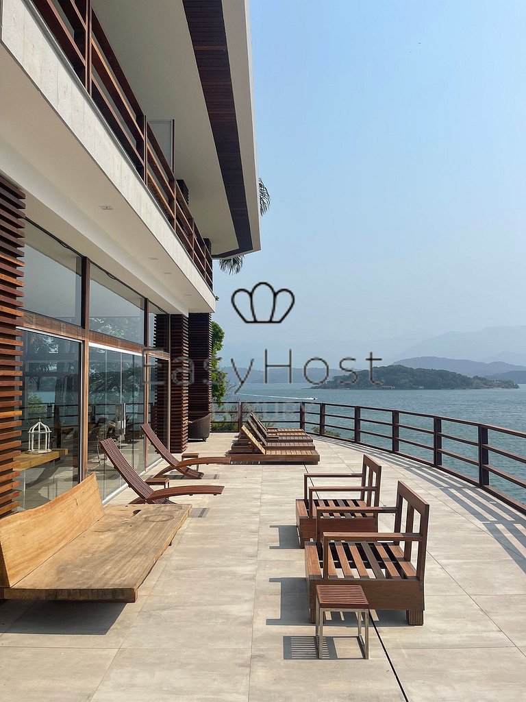 Island house in Angra dos Reis with beachfront pool.