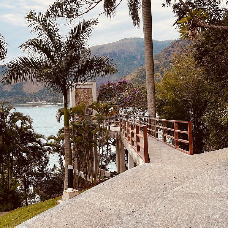 Casa em ilha em Angra dos Reis com piscina beira mar