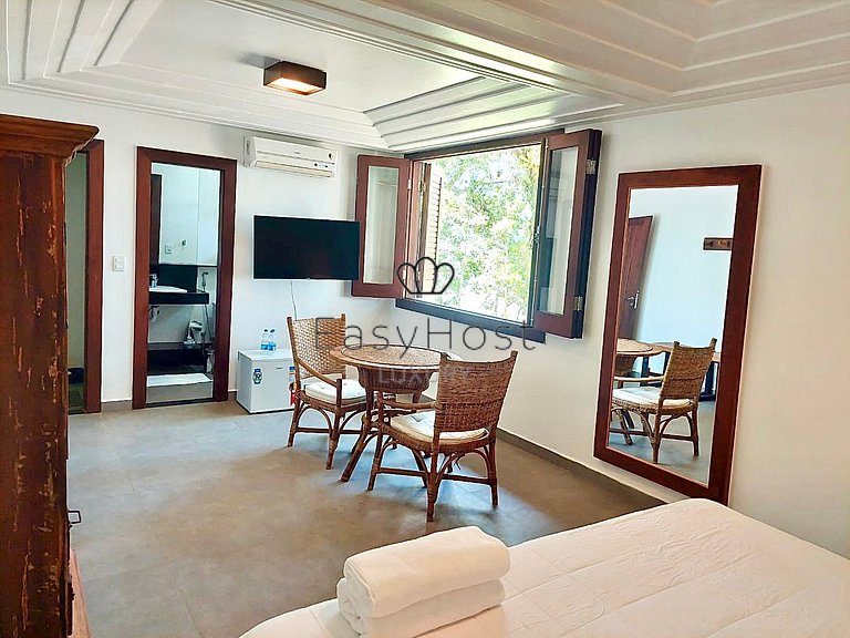 Island house in Angra dos Reis with beachfront pool.