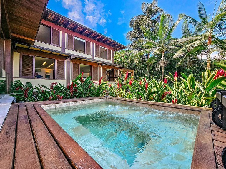 Vacation home in Angra with beachfront pool and sauna.