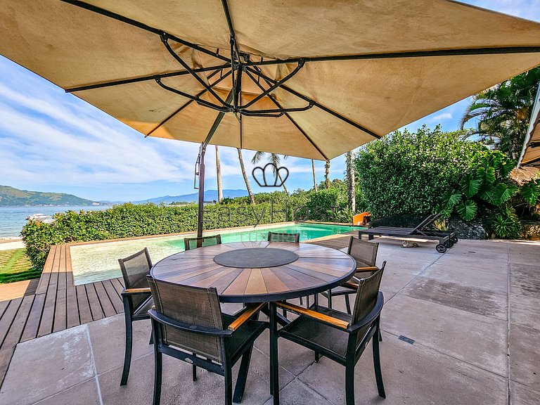 Vacation home in Angra with beachfront pool and sauna.