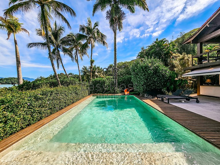 Casa para temporada em Angra com piscina pé na areia e sauna