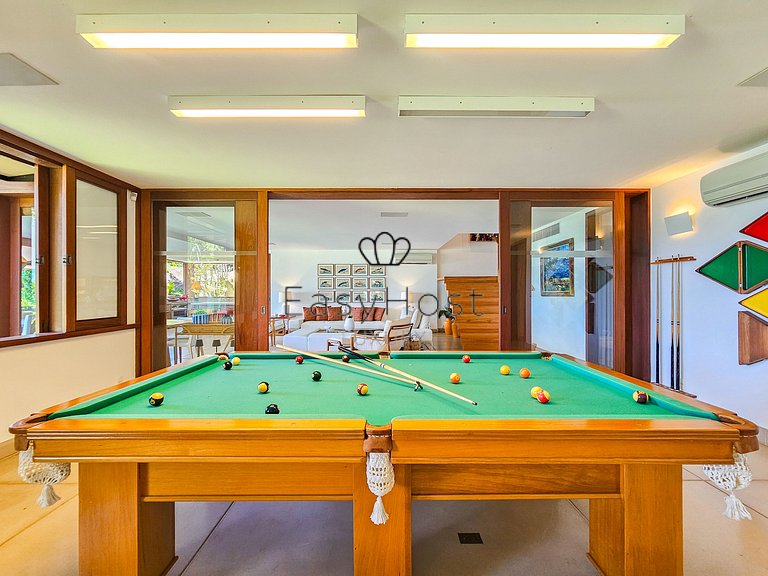 Vacation home in Angra with beachfront pool and sauna.