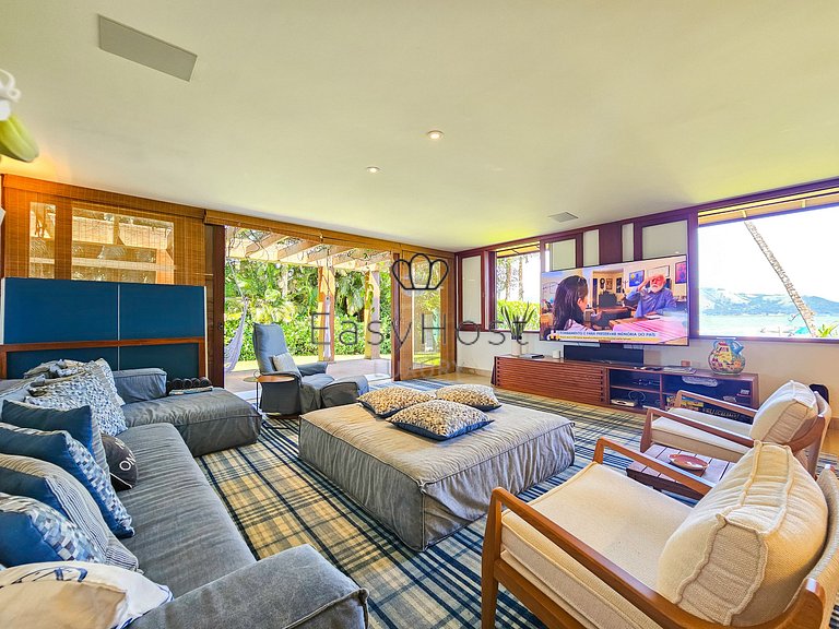 Vacation home in Angra with beachfront pool and sauna.