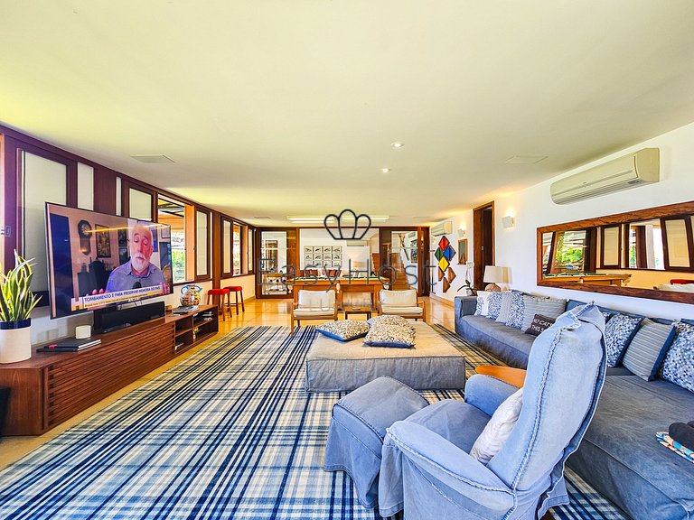 Vacation home in Angra with beachfront pool and sauna.