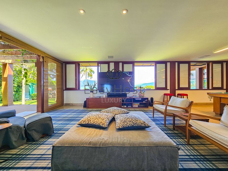 Vacation home in Angra with beachfront pool and sauna.