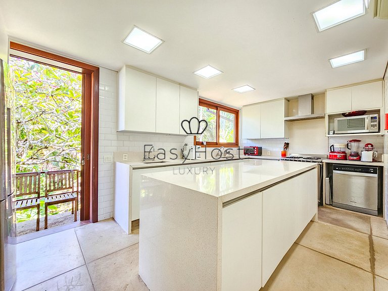 Vacation home in Angra with beachfront pool and sauna.