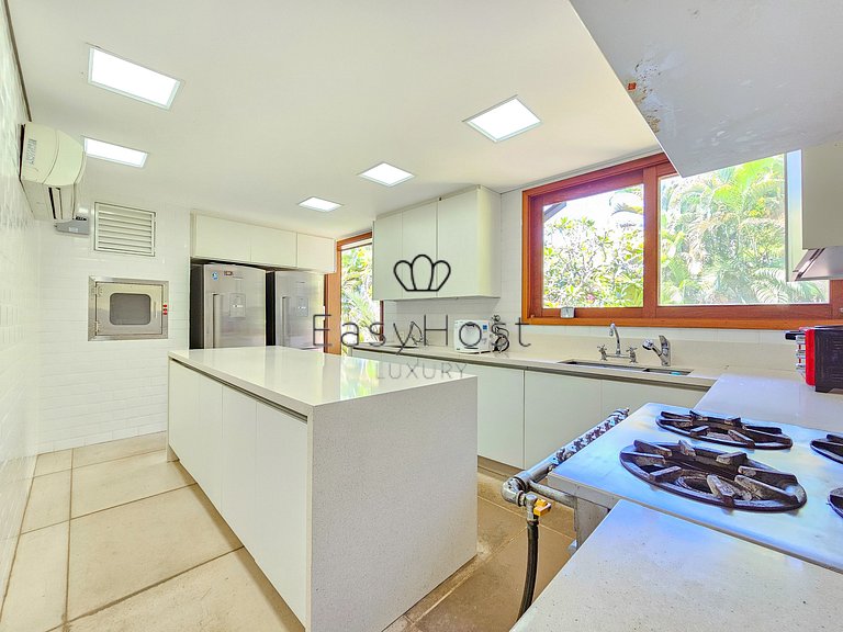 Vacation home in Angra with beachfront pool and sauna.