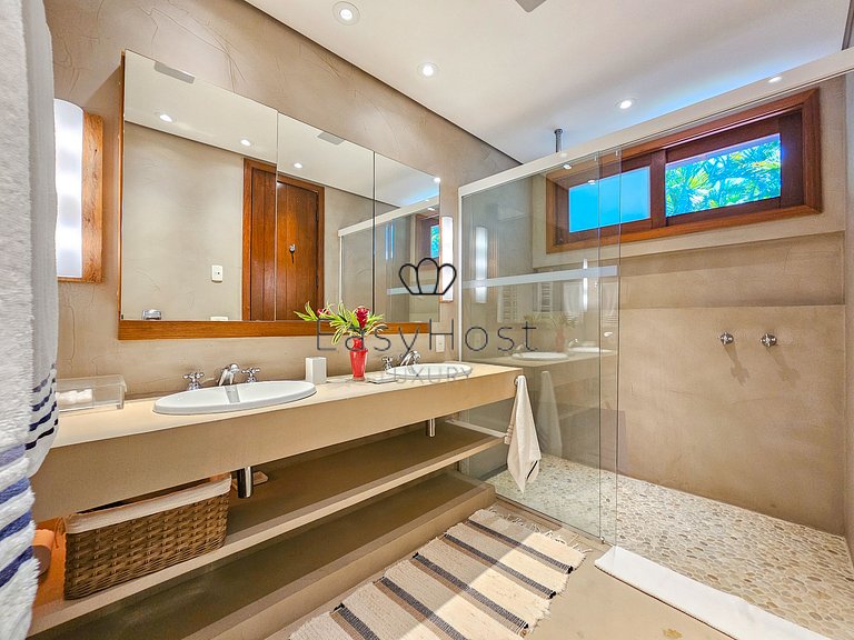 Vacation home in Angra with beachfront pool and sauna.