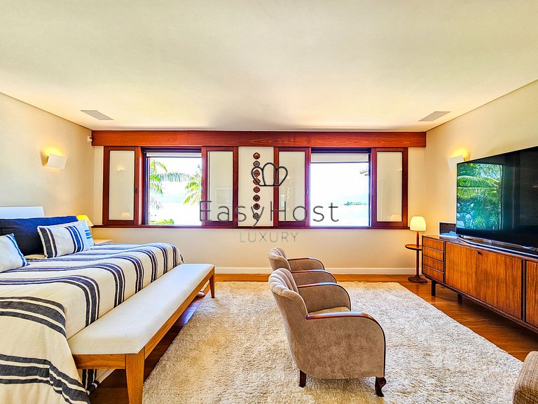 Vacation home in Angra with beachfront pool and sauna.