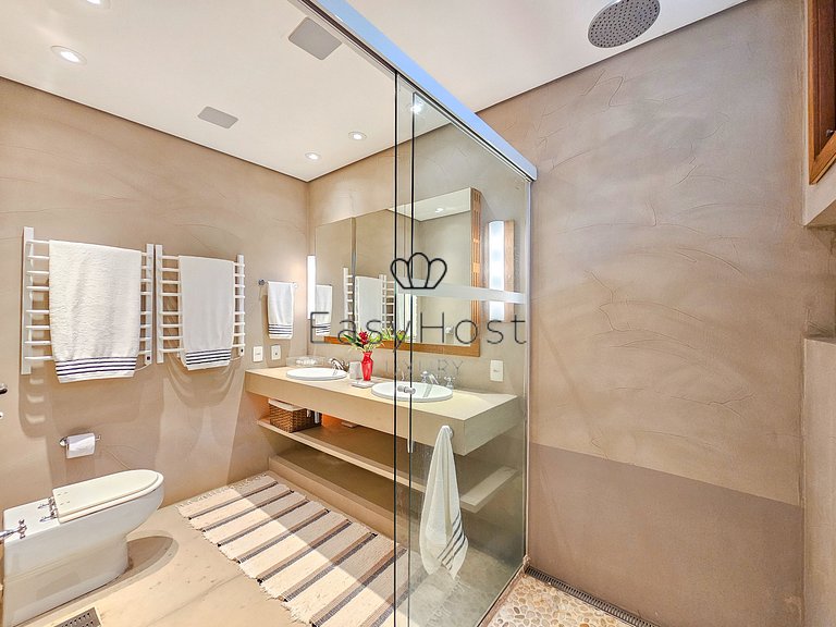 Vacation home in Angra with beachfront pool and sauna.