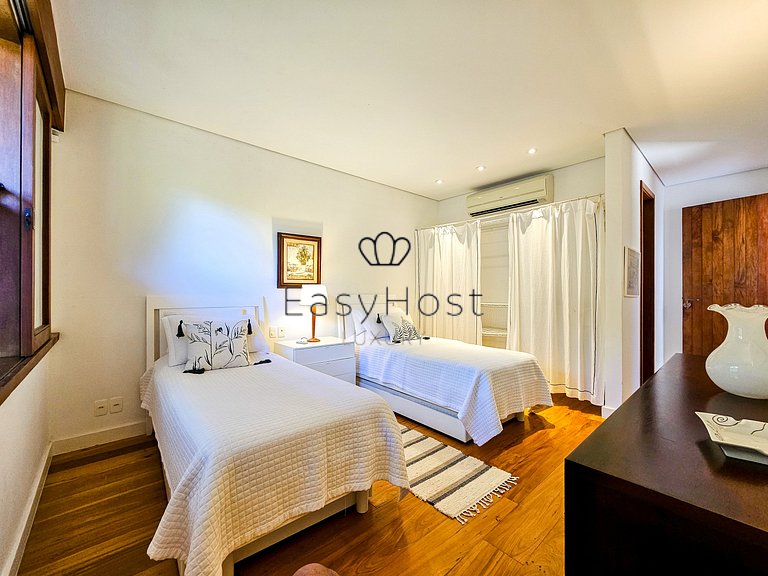 Vacation home in Angra with beachfront pool and sauna.