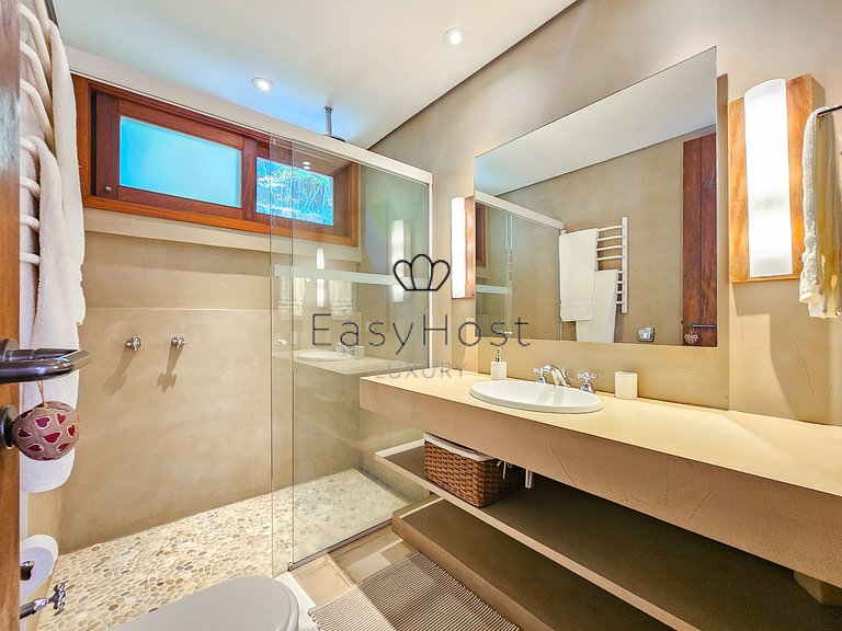 Casa para temporada em Angra com piscina pé na areia e sauna