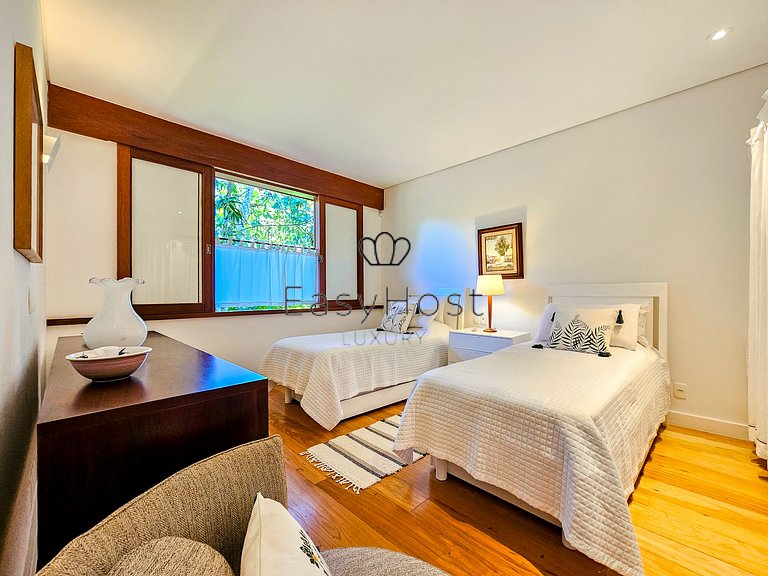 Vacation home in Angra with beachfront pool and sauna.