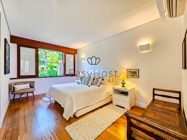 Vacation home in Angra with beachfront pool and sauna.