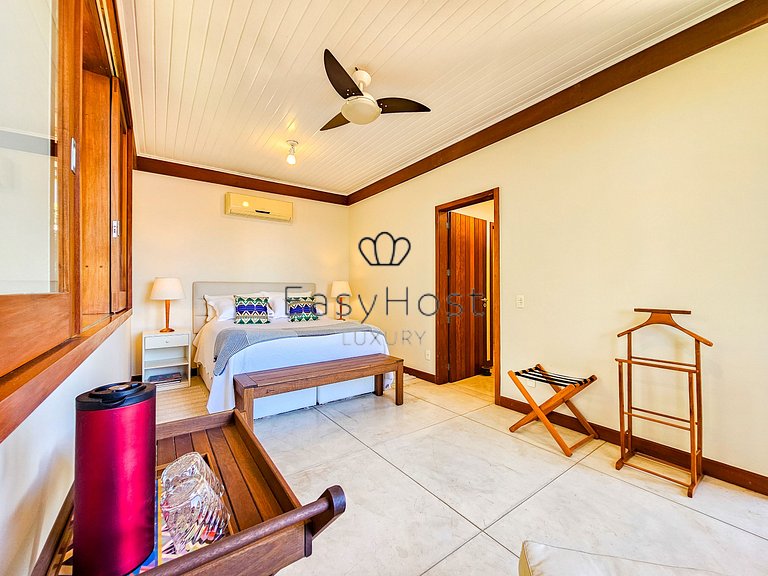 Vacation home in Angra with beachfront pool and sauna.